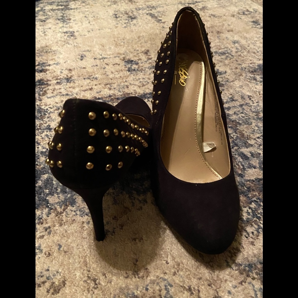 Mossimo black with gold studs woman size 8 heels